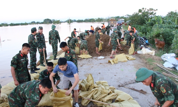 Bắc Ninh: Huy động lực lượng chống tràn đê tả Cầu